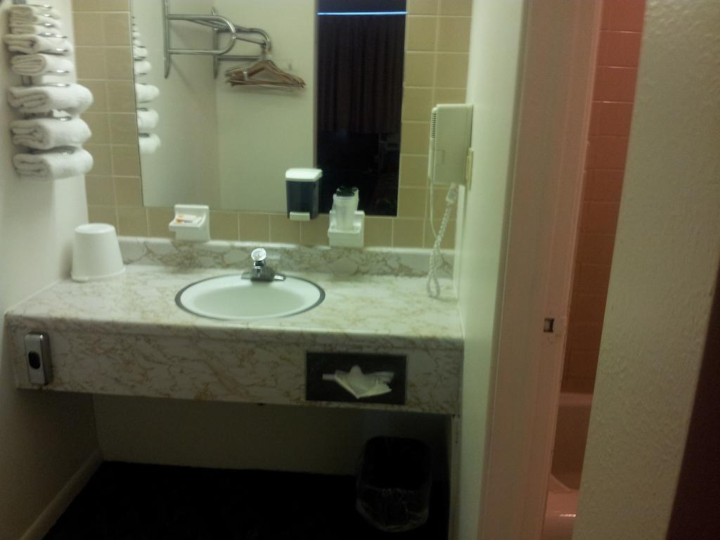 Indian Head Motel Winamac Room photo